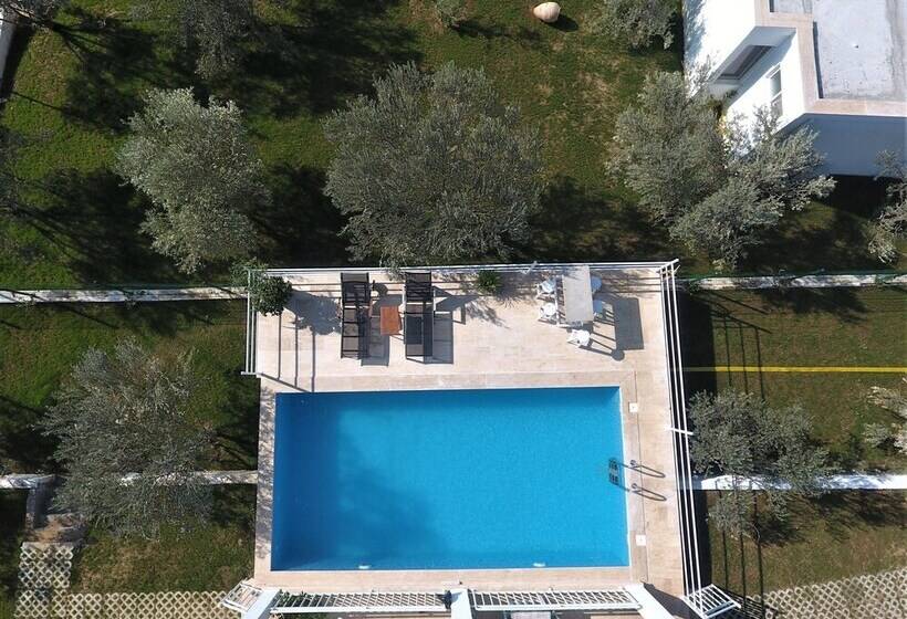 هتل Calypso Lakeview Villas