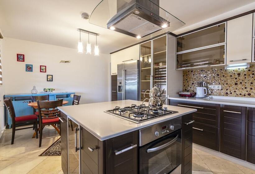 هتل Calypso Lakeview Villas