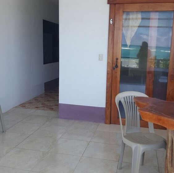 هتل Hostal Los Delfines