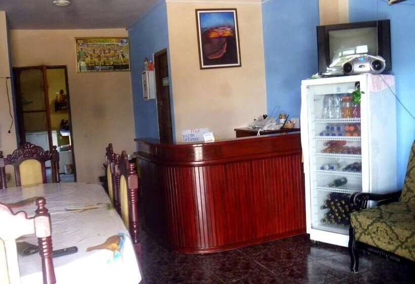 هتل Hostal Los Delfines