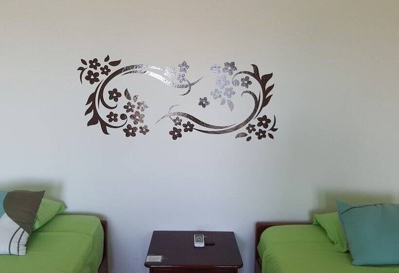 هتل Hostal Los Delfines