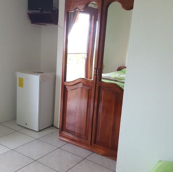 هتل Hostal Los Delfines