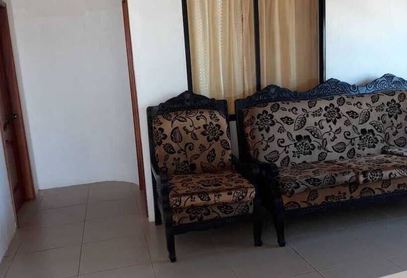 هتل Hostal Los Delfines