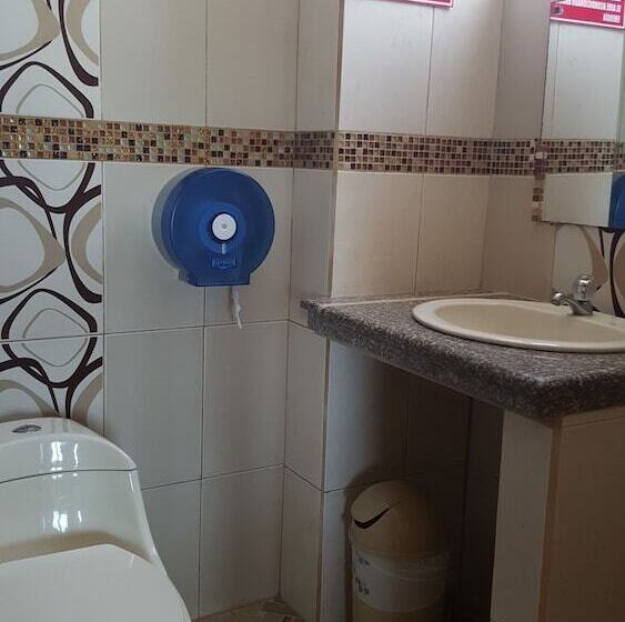 هتل Hostal Los Delfines