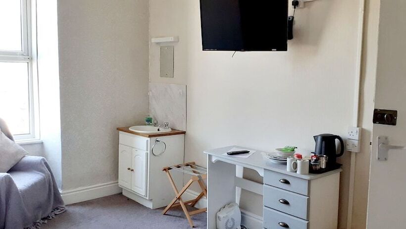 בית מלון כפרי Queens Rooms