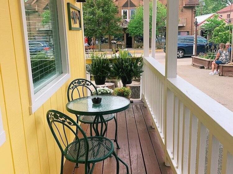 פנסיון The Iris Garden Downtown Cottages And Suites