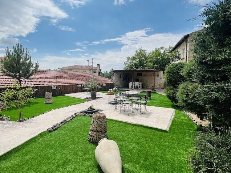 هتل Grape Village House