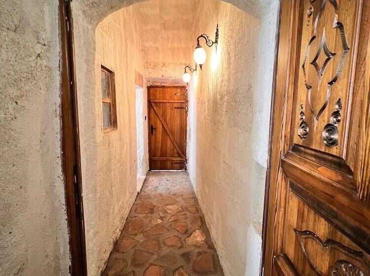 هتل Grape Village House