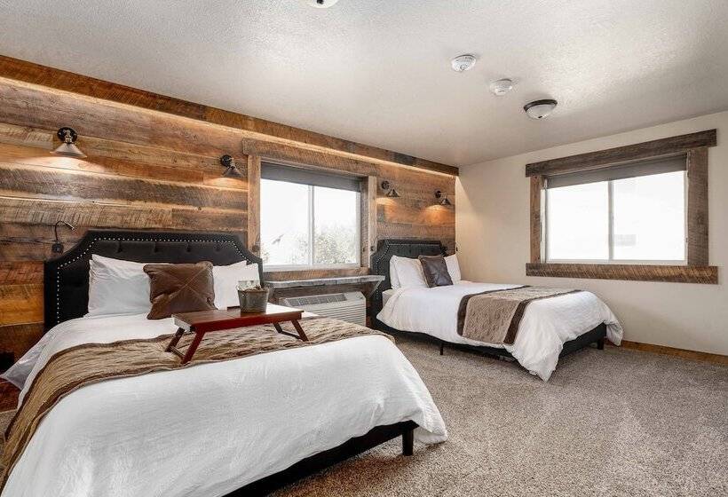 בית מלון כפרי The Adventure Inn Yellowstone
