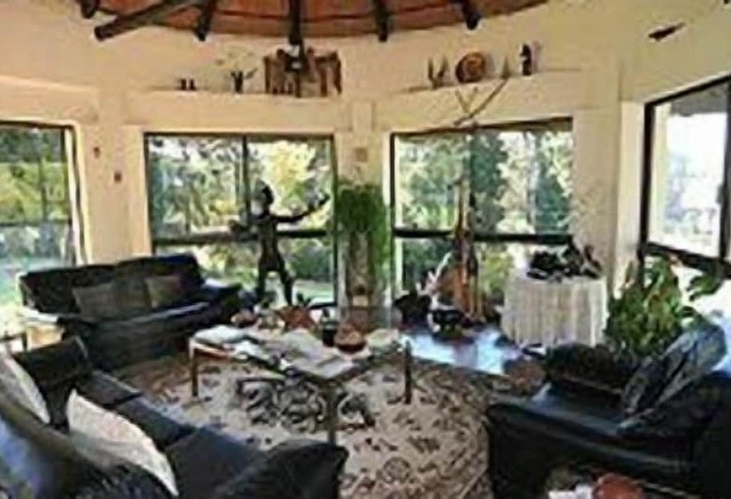 פנסיון Thatchings Guest House