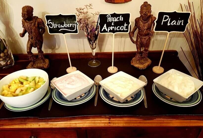 פנסיון Thatchings Guest House