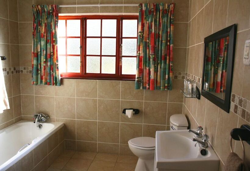 Пансион Thatchings Guest House
