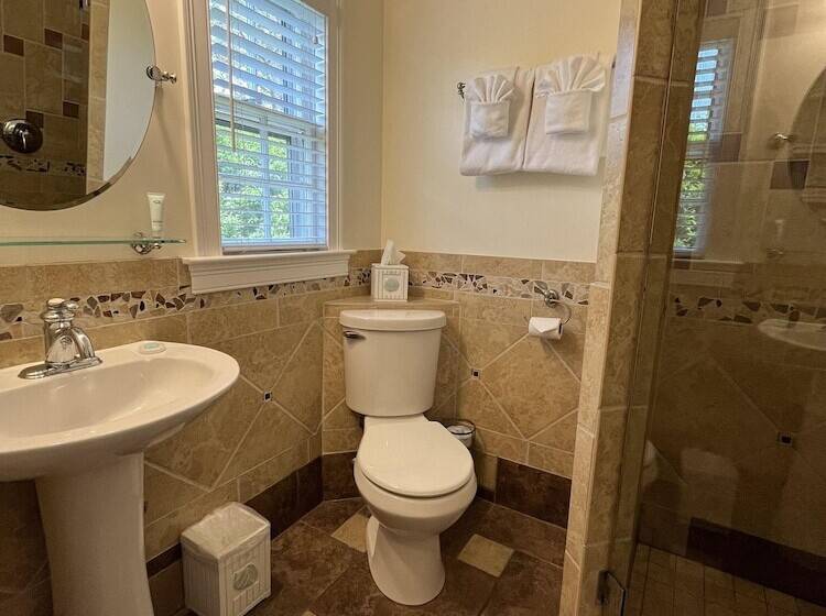 هتل Beach Breeze Inn