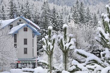 اقامتگاه Village Vacances La Forêt Des Tines
