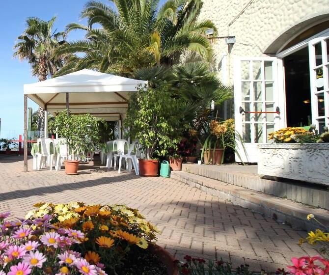 هتل Albergo Ristorante Lucciola