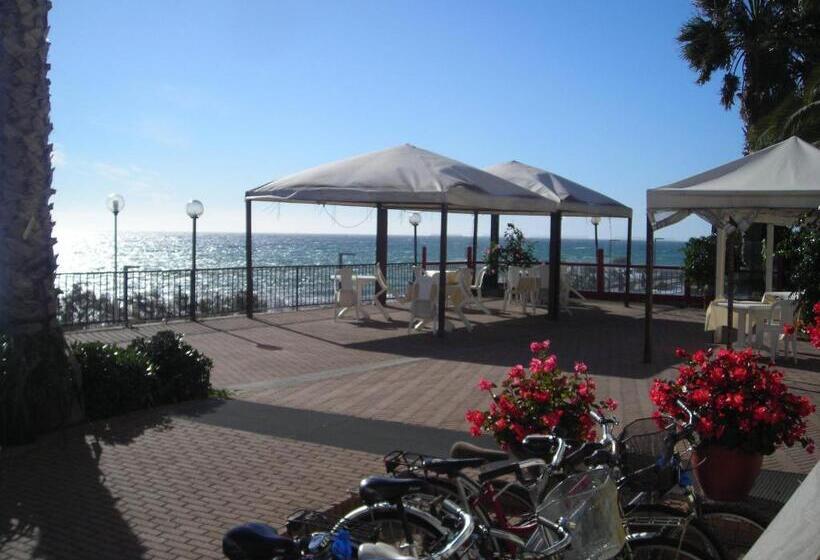 هتل Albergo Ristorante Lucciola