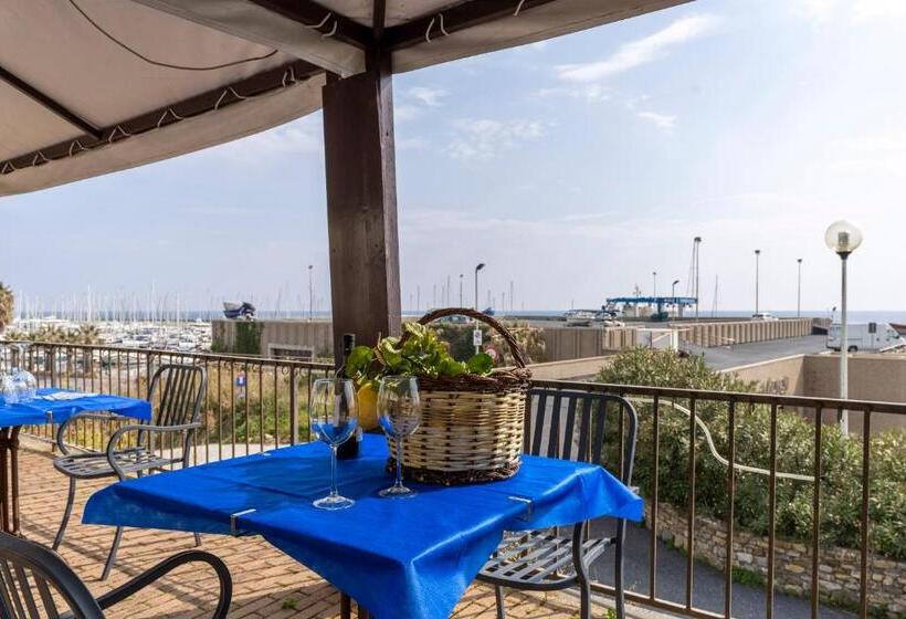 هتل Albergo Ristorante Lucciola