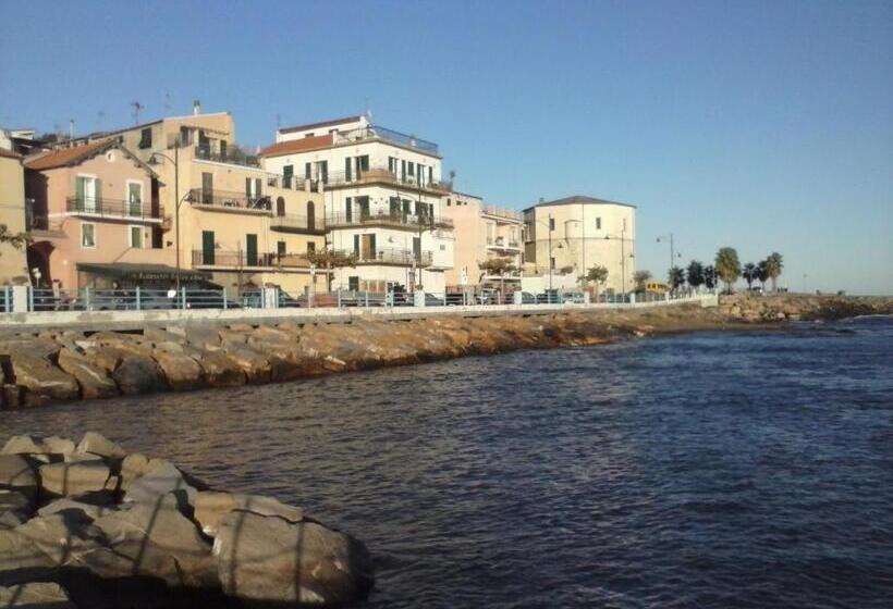 هتل Albergo Ristorante Lucciola