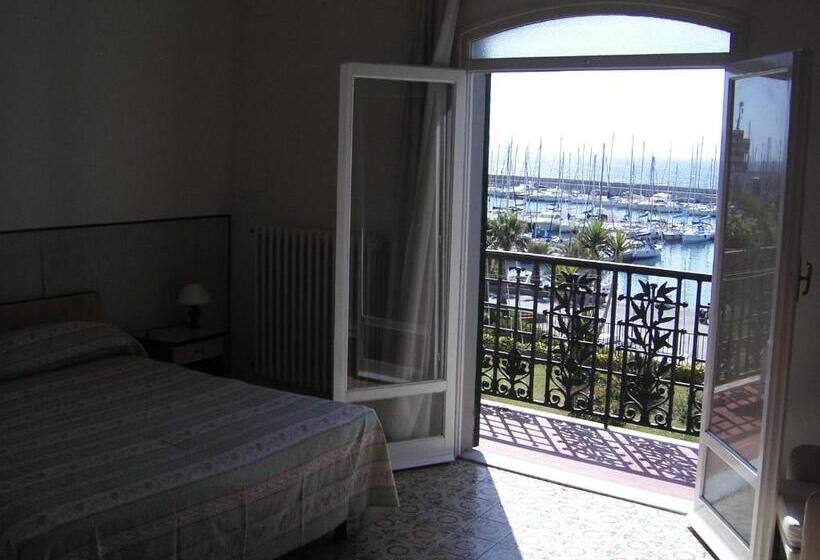 هتل Albergo Ristorante Lucciola