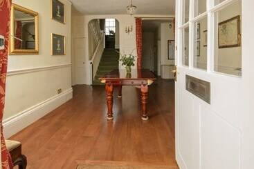 Abbots Manor
