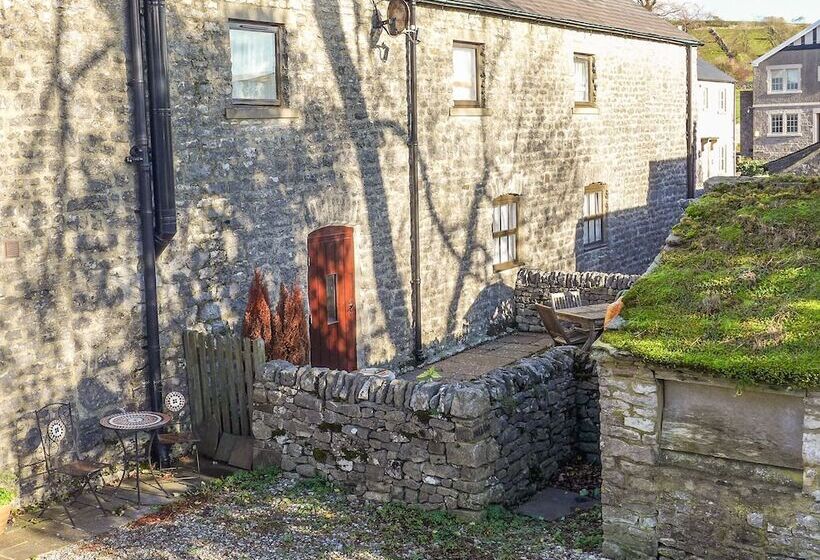 2 Primitive Mews