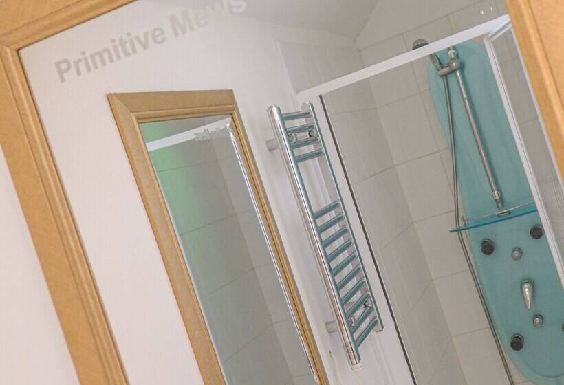 3 Primitive Mews