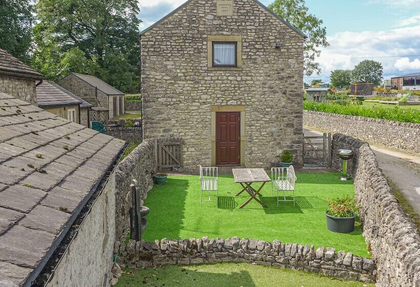 3 Primitive Mews