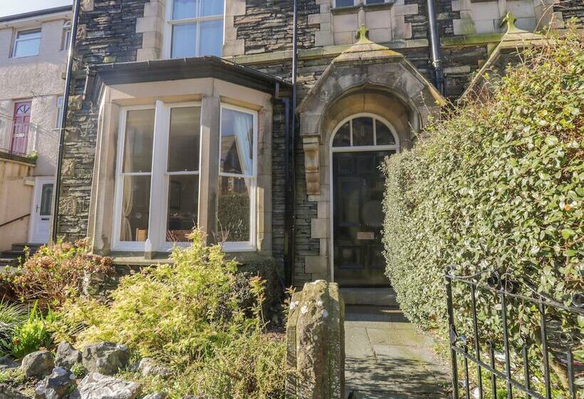 48 Oak Street