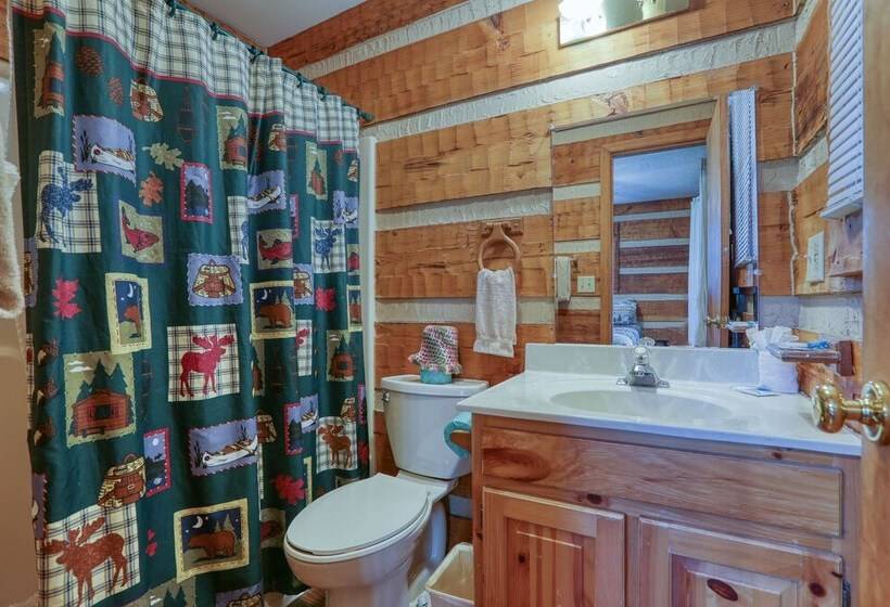 Creekside Memories   2 Bedrooms, 2 Baths, Sleeps 6 Cabin By Redawning