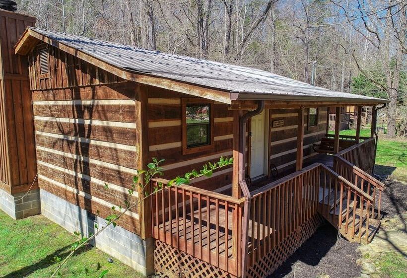Creekside Memories   2 Bedrooms, 2 Baths, Sleeps 6 Cabin By Redawning