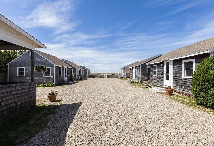 هتل Truro Beach Cottages