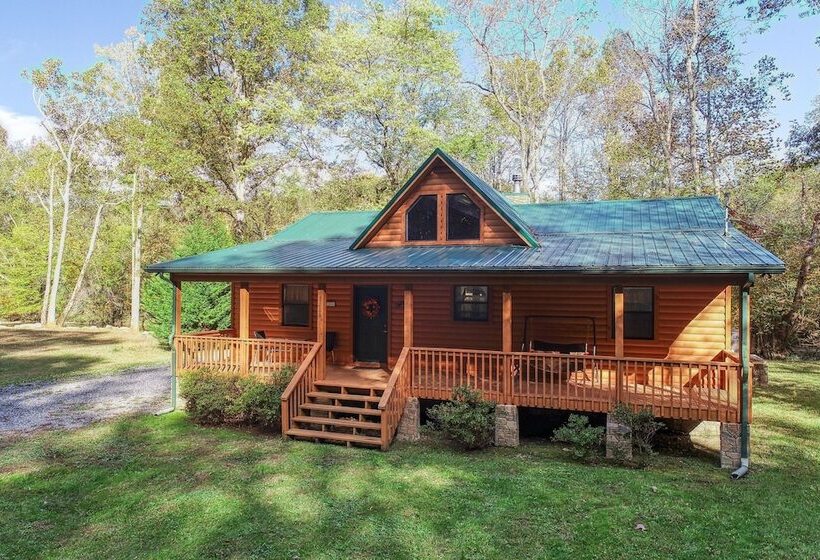 Rivendell Creekside    3 Bedrooms, 2 Baths, Sleeps 6 Cabin By Redawning
