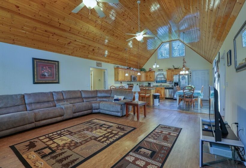 Rivendell Creekside    3 Bedrooms, 2 Baths, Sleeps 6 Cabin By Redawning