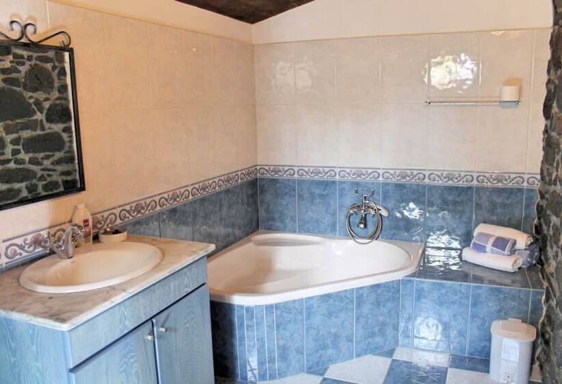 Ourmadeira   Stonecliff Cottage, Countryside Retreat