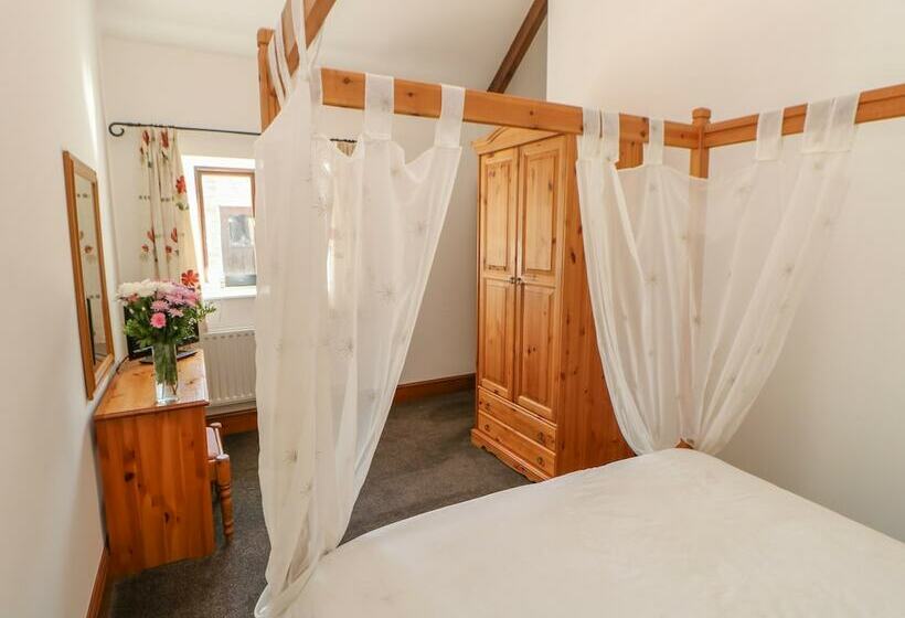Thistle Close