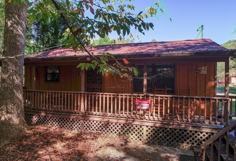 Whispering Creek   2 Bedrooms, 1 Baths, Sleeps 6 Cabin By Redawning