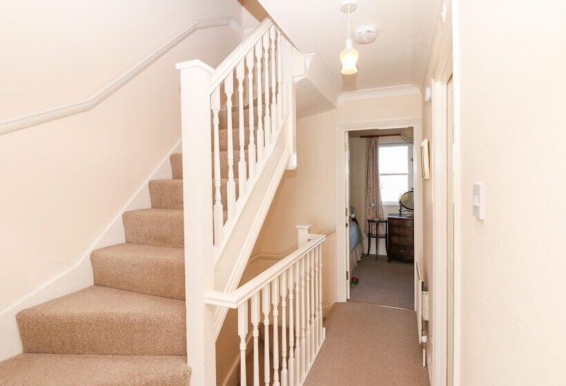 6 Lyme Mews