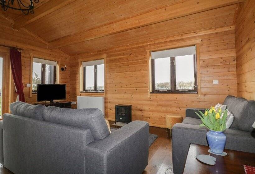 Holly Lodge