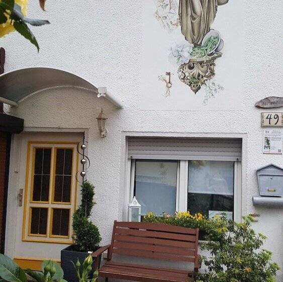 هتل Ferienhaus Am Schloss Sayn