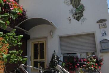 هتل Ferienhaus Am Schloss Sayn