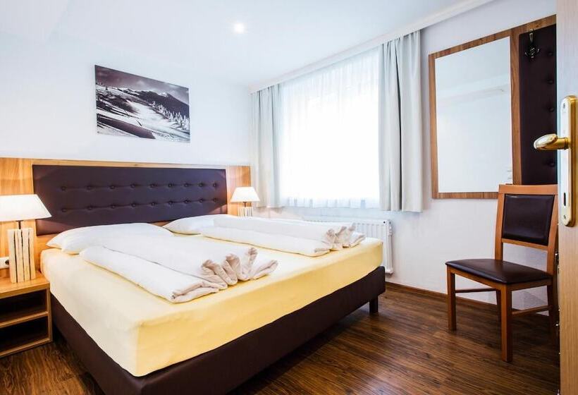 هتل Neue Post Apartments