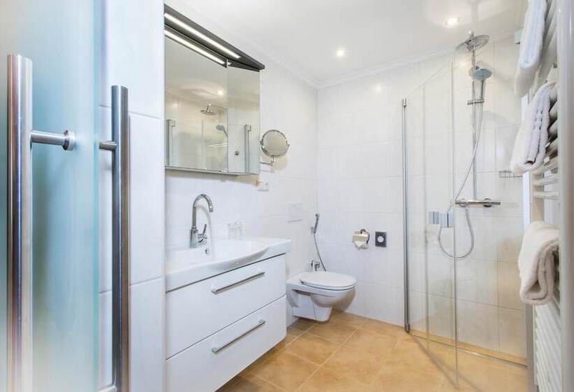 هتل Neue Post Apartments