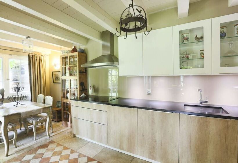 پانسیون Le B. Cottage