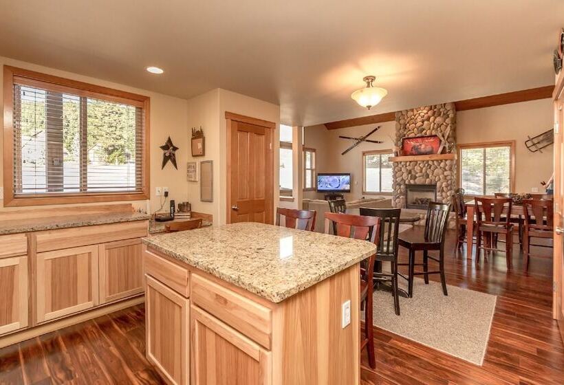 Wintergreen Lodge
