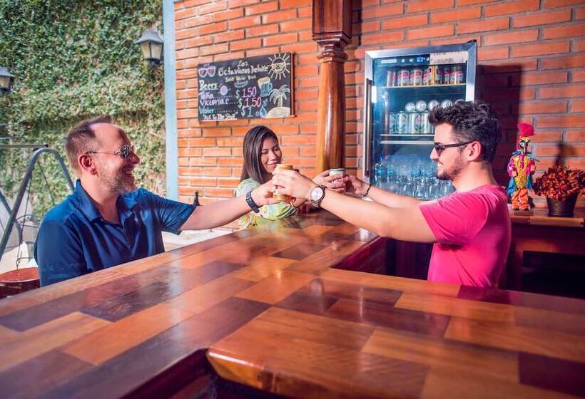 هاستل Hostal Los Octavianos Deluxe