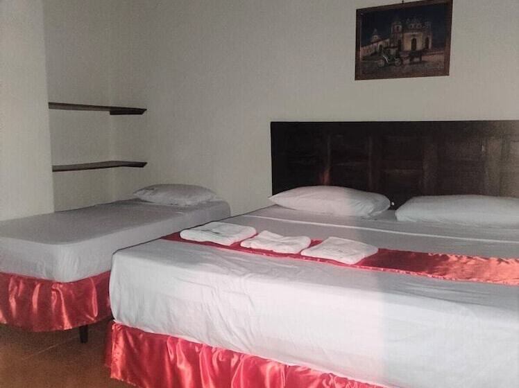 هاستل Hostal Los Octavianos Deluxe