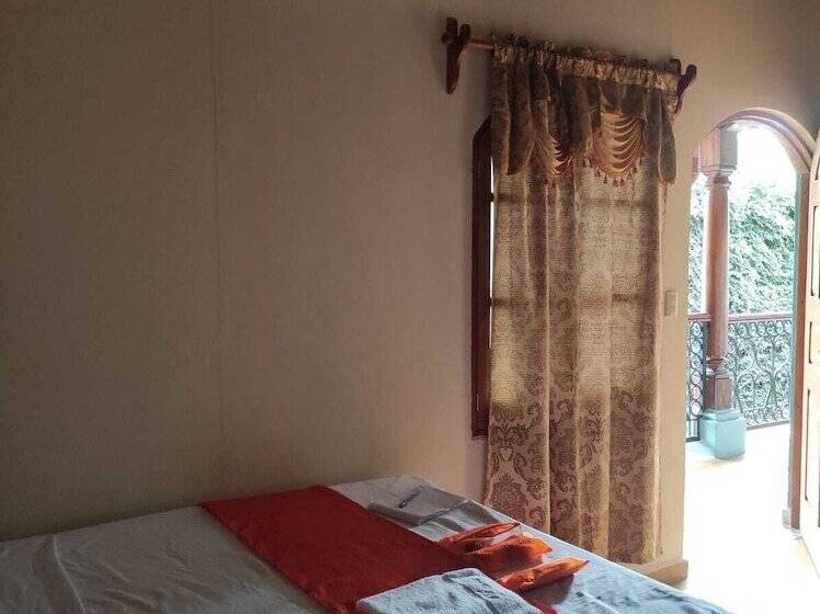 هاستل Hostal Los Octavianos Deluxe
