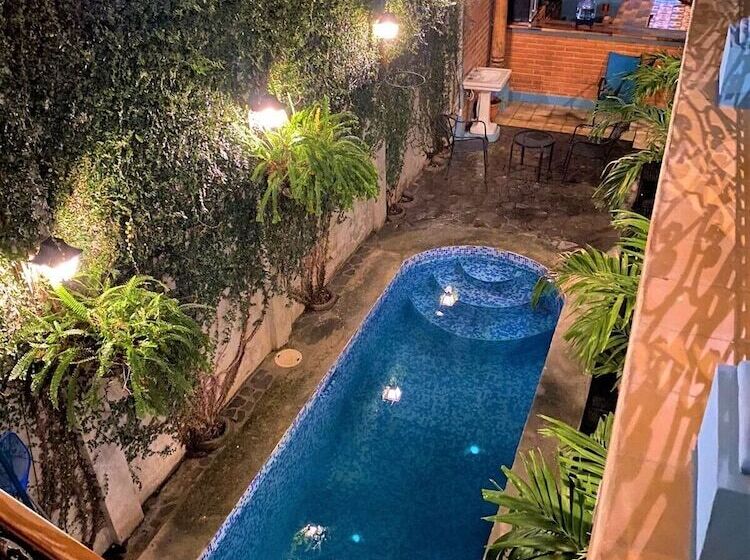 هاستل Hostal Los Octavianos Deluxe
