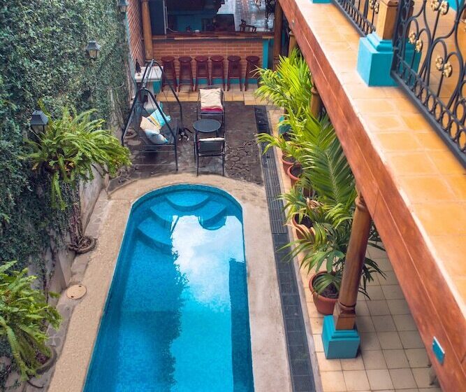 هاستل Hostal Los Octavianos Deluxe