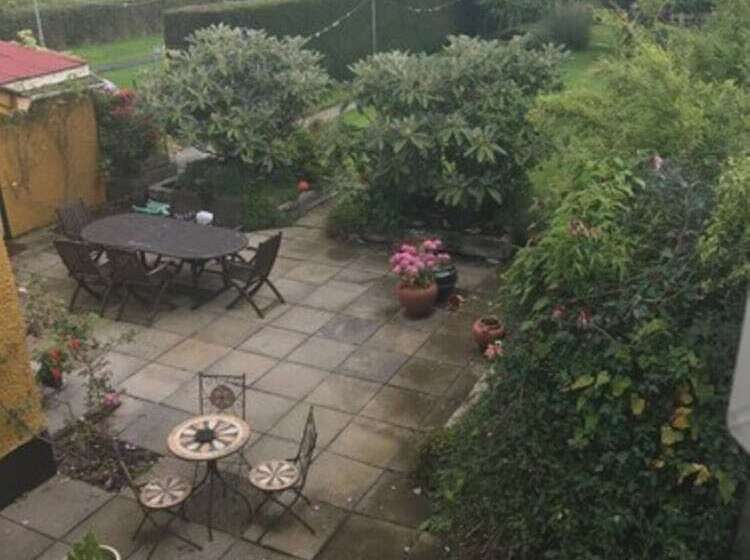 تختخواب و صبحانه Clare Manor